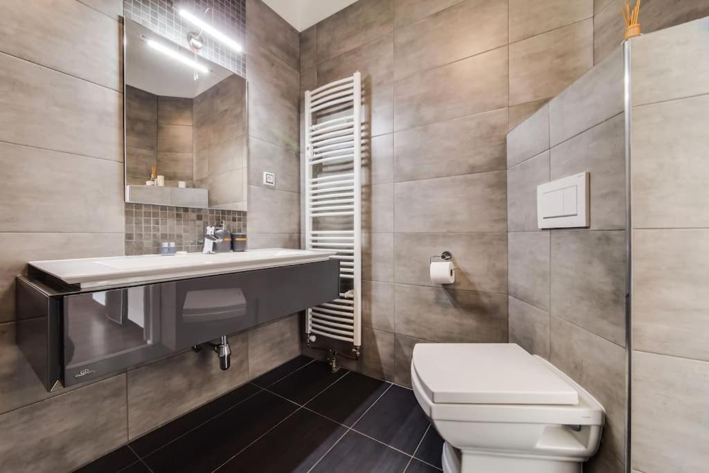 Top Floor Studio With Terrace Praha Bagian luar foto